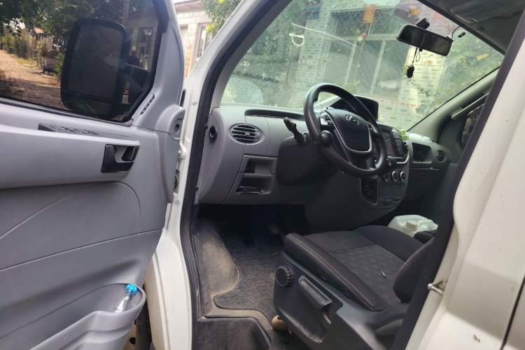 Used SAIC MAXUS Xintu V80 2021 2.0T AMT Classic Aoyuntong Long Wheelbase Mid-Roof 6/7/8/9-Seater Driver Seat