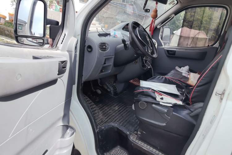 Used SAIC MAXUS Xintu V80 2021 2.0T Manual Classic Aoyuntong Short Wheelbase Mid-Roof 5/6-Seater Driver Seat
