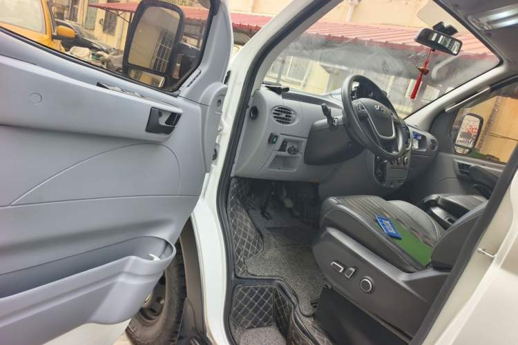 Used SAIC MAXUS Xintu V80 2021 2.0T AMT Classic Aoyuntong Short Wheelbase Mid-Roof 5/6-Seater Driver Seat