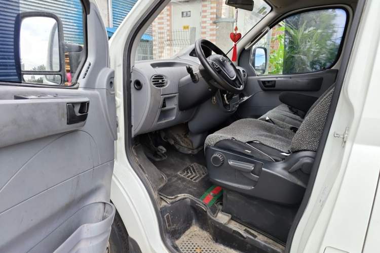 Used SAIC MAXUS Xintu V80 2021 2.0T Manual Classic Aoyuntong Short Wheelbase Mid-Roof 5/6-Seater Driver Seat