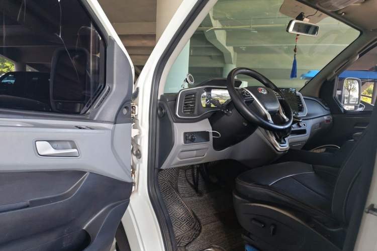 Used SAIC MAXUS Xintu V80 2021 2.0T PLUS AMT All-in-One King Long Wheelbase Mid-Roof Design—6/7/8/9-Seater Driver Seat
