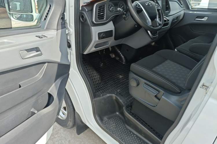 Used SAIC MAXUS Xintu V80 2021 2.0T AMT Classic Aoyuntong Short Wheelbase Ultra-Low Roof 5/6-Seater Driver Seat