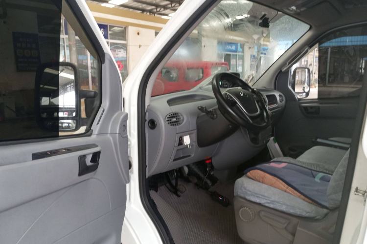 Used SAIC MAXUS Xintu V80 2021 2.0T Manual Classic City Delivery King Short Wheelbase Mid-Roof Design 3 Seats Driver Seat