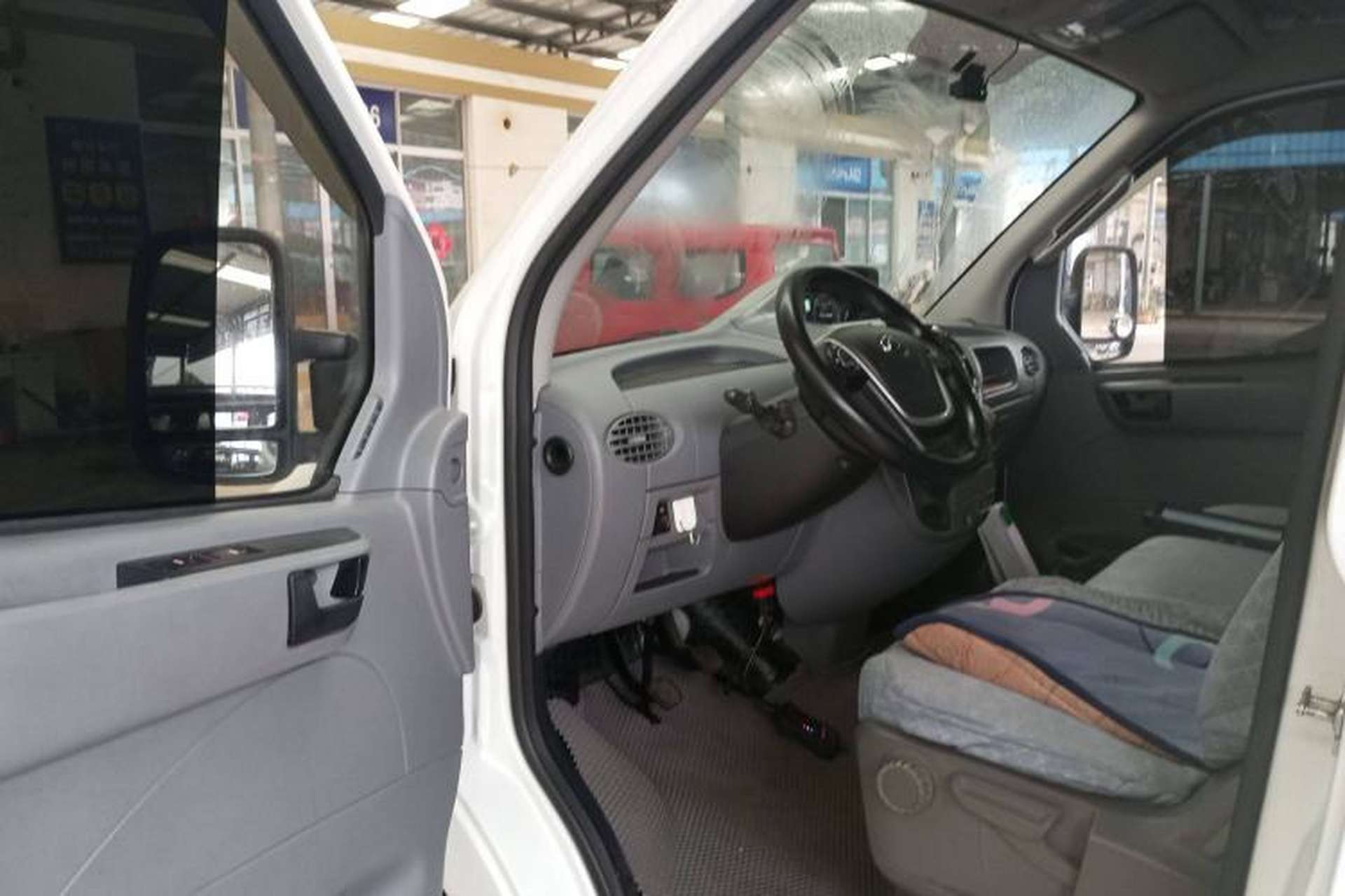 Used SAIC MAXUS Xintu V80 2021 2.0T Manual Classic City Delivery King Short Wheelbase Mid-Roof Design 3 Seats Driver Seat