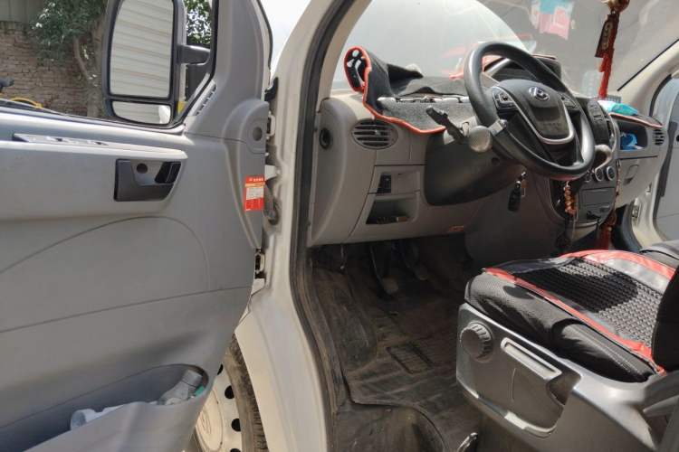 Used SAIC MAXUS Xintu V80 2021 2.0T Manual Classic Aoyuntong Short Wheelbase Ultra-Low Roof 5/6-Seater Driver Seat