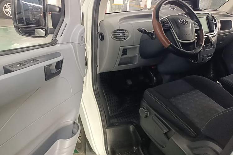 Used SAIC MAXUS Xintu V80 2021 2.0T Manual Classic Aoyuntong Short Wheelbase Mid-Roof 5/6-Seater Driver Seat