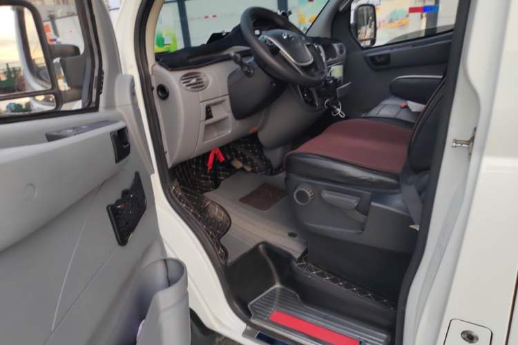 Used SAIC MAXUS Xintu V80 2021 2.0T AMT Classic Aoyuntong Short Wheelbase Mid-Roof 5/6-Seater Driver Seat