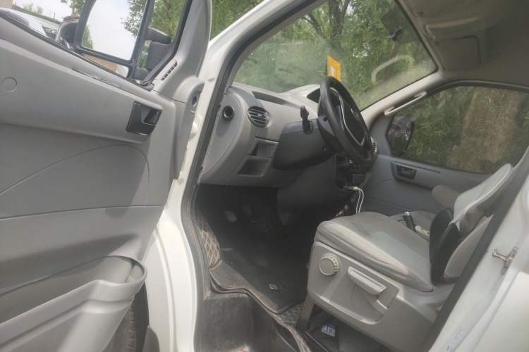 Used SAIC MAXUS Xintu V80 2021 2.0T Manual Classic City Delivery King Long Wheelbase Mid-Roof 3 Seats Driver Seat