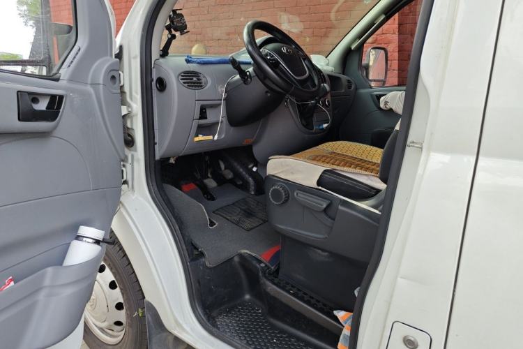 Used SAIC MAXUS Xintu V80 2021 2.0T Manual Classic Aoyuntong Short Wheelbase Mid-Roof 5/6-Seater Driver Seat