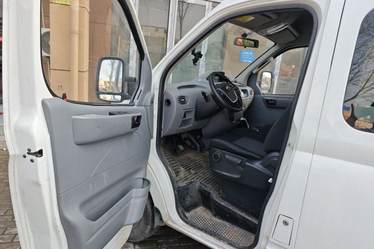 Used SAIC MAXUS Xintu V80 2021 2.0T Manual Classic Aoyuntong Short Wheelbase Mid-Roof 5/6-Seater Driver Seat