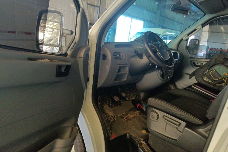 Used SAIC MAXUS Xintu V80 2021 2.0T Manual Classic Aoyuntong Short Wheelbase Mid-Height 7/8/9-Seater Driver Seat
