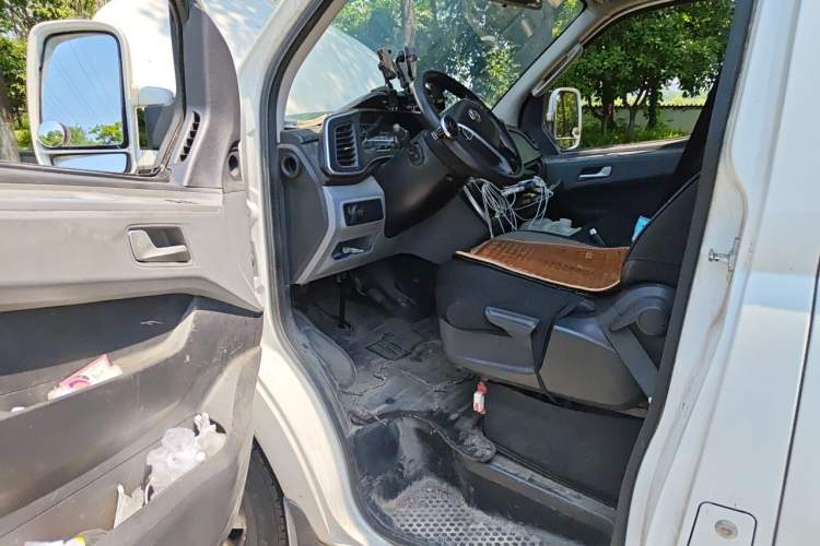 Used SAIC MAXUS Xintu V80 2021 2.0T PLUS AMT All-in-One King Long Wheelbase Mid-Roof Design—6/7/8/9-Seater Driver Seat