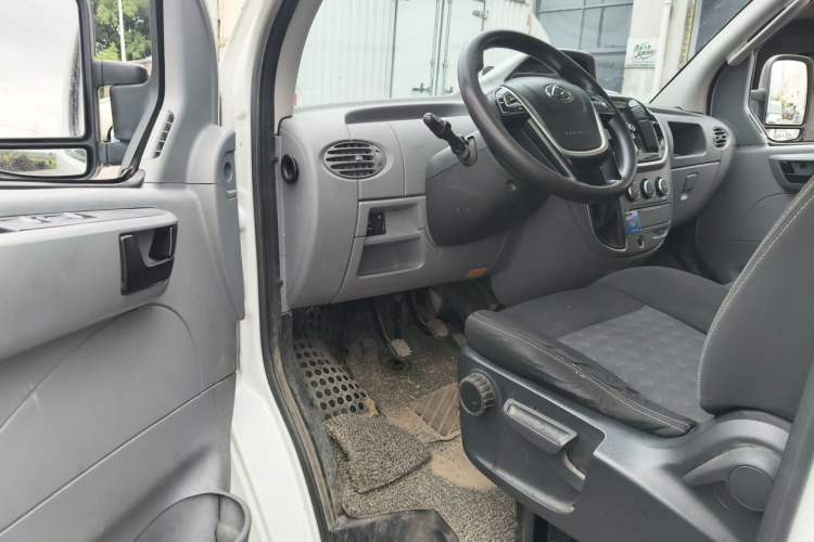 Used SAIC MAXUS Xintu V80 2021 2.0T Manual Classic Aoyuntong Short Wheelbase Mid-Roof 5/6-Seater Driver Seat