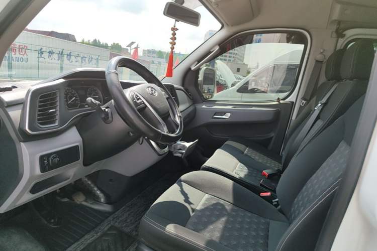 Used SAIC MAXUS Xintu V80 2021 2.0T AMT Classic Aoyuntong Short Wheelbase Mid-Roof 5/6-Seater Driver Seat