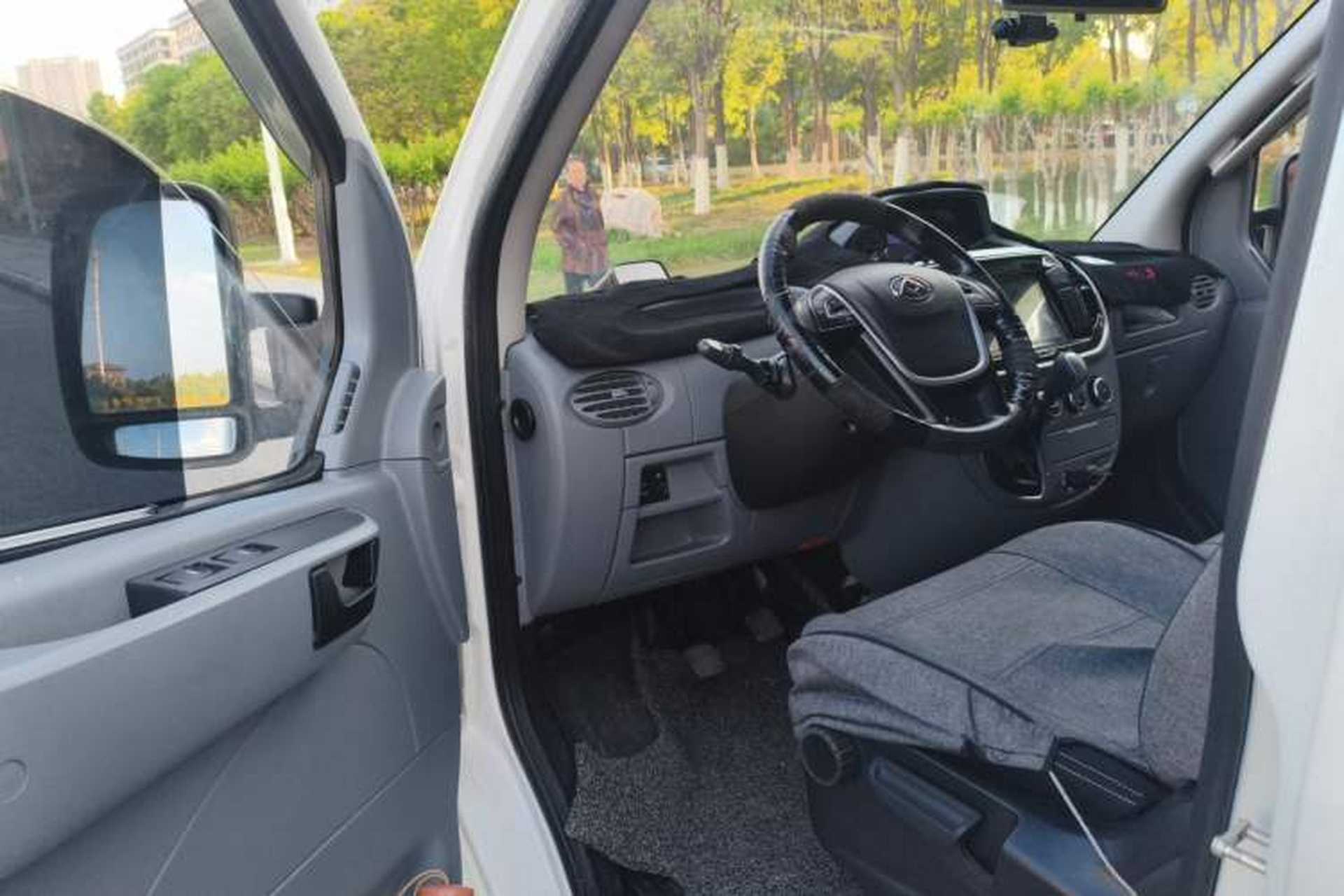 Used SAIC MAXUS Xintu V80 2021 2.0T Manual Classic Aoyuntong Short Wheelbase Mid-Roof 5/6-Seater Driver Seat