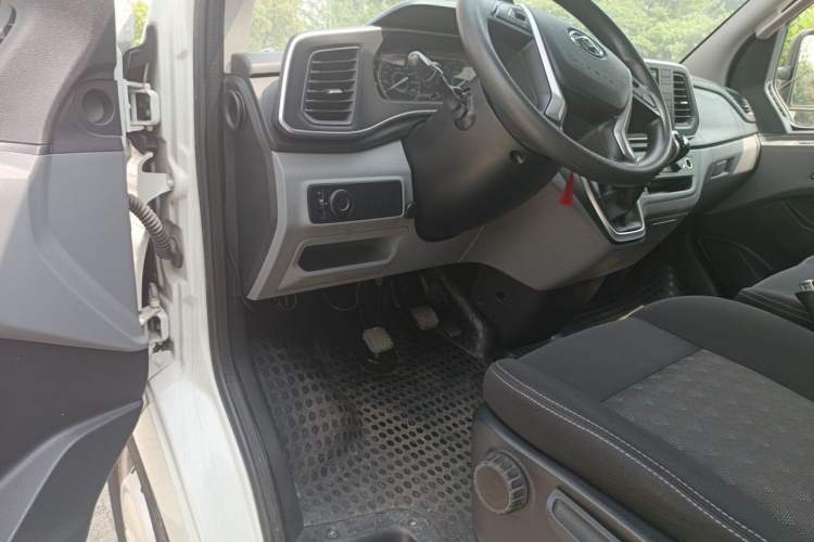 Used SAIC MAXUS Xintu V80 2021 2.0T Manual Classic Aoyuntong 127 PS Mid-axle Mid-roof 6/7/8/9-Seater Driver Seat