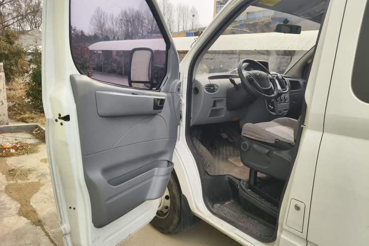 Used SAIC MAXUS Xintu V80 2021 2.0T AMT Classic Aoyuntong Short Wheelbase Mid-Roof 5/6-Seater Driver Seat