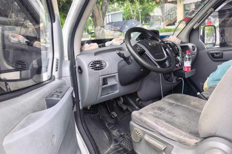 Used SAIC MAXUS Xintu V80 2021 2.0T Manual Classic City Delivery King Long Wheelbase Mid-Roof 3 Seats Driver Seat