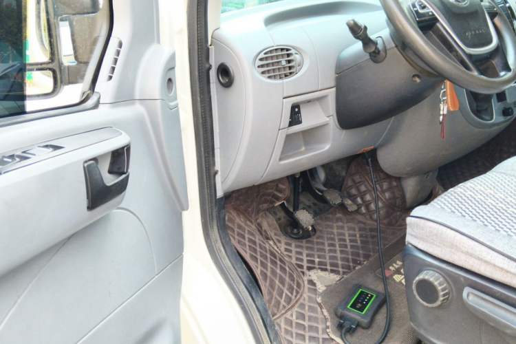 Used SAIC MAXUS Xintu V80 2021 2.0T Manual Classic Aoyuntong Short Wheelbase Mid-Roof 5/6-Seater Driver Seat
