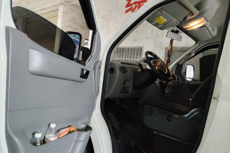 Used SAIC MAXUS Xintu V80 2021 2.0T Manual Classic Aoyuntong Long Wheelbase Mid-Roof 6/7/8/9-Seater Driver Seat
