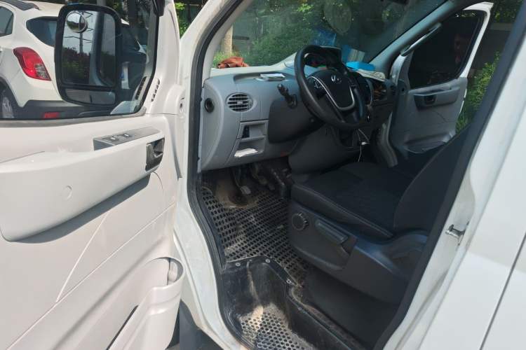 Used SAIC MAXUS Xintu V80 2021 2.0T Manual Classic Aoyuntong Short Wheelbase Mid-Roof 5/6-Seater Driver Seat