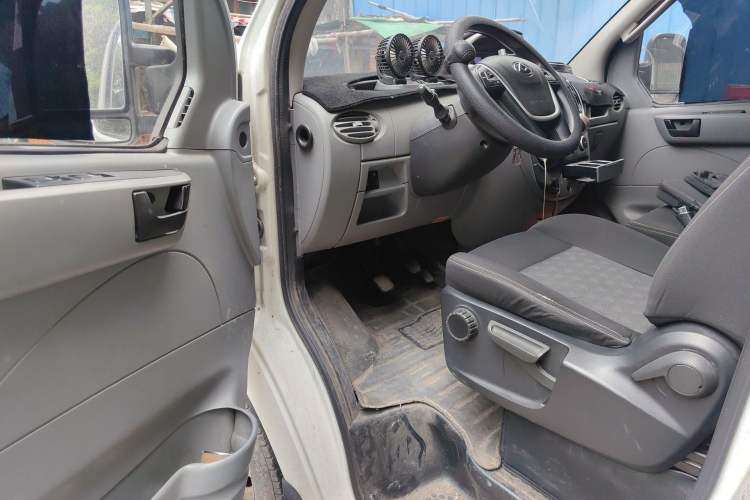 Used SAIC MAXUS Xintu V80 2021 2.0T Manual Classic Aoyuntong Long Wheelbase Mid-Roof 6/7/8/9-Seater Driver Seat