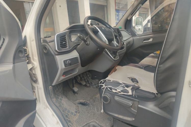 Used SAIC MAXUS Xintu V80 2021 2.0T PLUS Manual Aoyuntong Short Wheelbase Mid-Roof 5/6-Seater Driver Seat