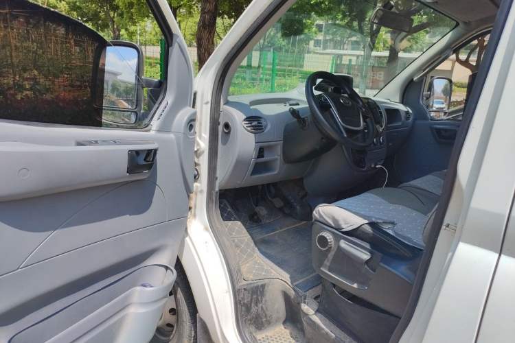 Used SAIC MAXUS Xintu V80 2021 2.0T Manual Classic Aoyuntong Short Wheelbase Ultra-Low Roof 5/6-Seater Driver Seat