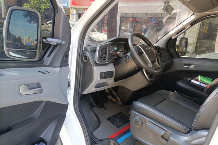 Used SAIC MAXUS Xintu V80 2021 2.0T AMT Classic Aoyuntong Short Wheelbase Mid-Roof 5/6-Seater Driver Seat