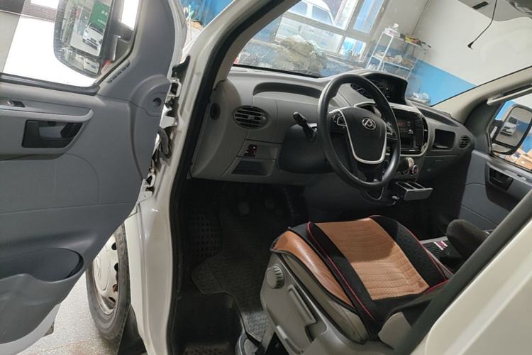 Used SAIC MAXUS Xintu V80 2021 2.0T Manual Classic City Delivery King Short Wheelbase Mid-Roof Design 3 Seats Driver Seat
