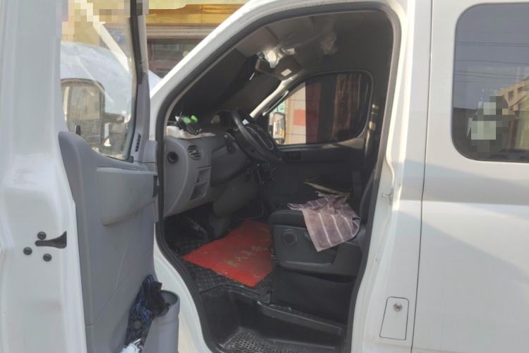 Used SAIC MAXUS Xintu V80 2021 2.0T PLUS AMT Aoyuntong Short-Wheelbase Mid-Roof 5/6-Seater Driver Seat