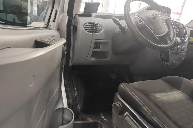 Used SAIC MAXUS Xintu V80 2021 2.0T AMT Classic Aoyuntong Short Wheelbase Ultra-Low Roof 5/6-Seater Driver Seat