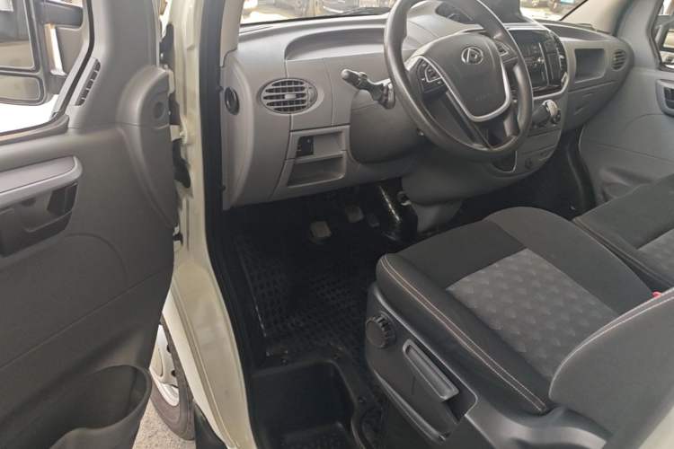 Used SAIC MAXUS Xintu V80 2021 2.0T Manual Classic Aoyuntong Short Wheelbase Ultra-Low Roof 5/6-Seater Driver Seat