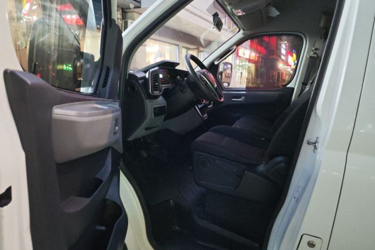 Used SAIC MAXUS Xintu V80 2021 2.0T PLUS Manual All-Around King Short Wheelbase Mid-Roof Variant—5/6/7/8/9-Seater Driver Seat