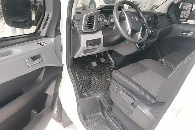 Used SAIC MAXUS Xintu V80 2021 2.0T Manual Classic Aoyuntong 127 PS Mid-axle Mid-roof 6/7/8/9-Seater Driver Seat