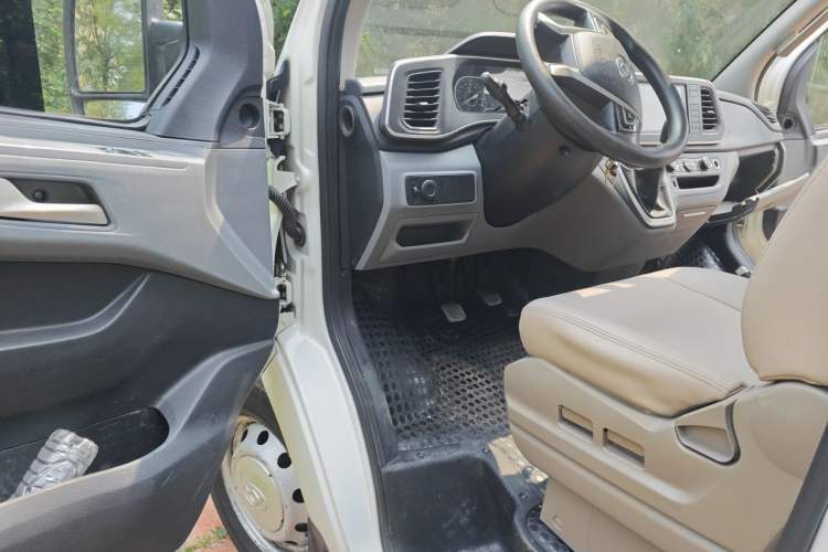 Used SAIC MAXUS Xintu V80 2021 2.0T Manual Classic Aoyuntong 139 PS Mid-axle Mid-roof 6/7/8/9-Seater Driver Seat