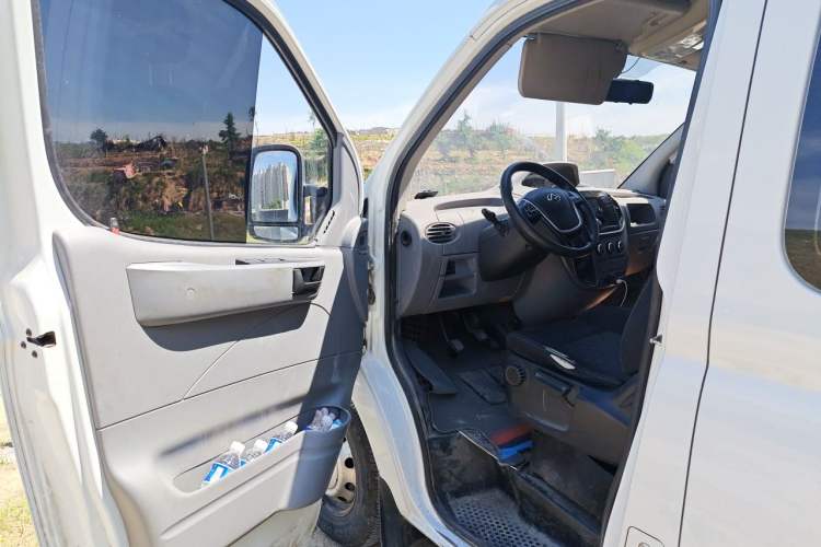 Used SAIC MAXUS Xintu V80 2021 2.0T Manual Classic Aoyuntong Short Wheelbase Mid-Roof 5/6-Seater Driver Seat