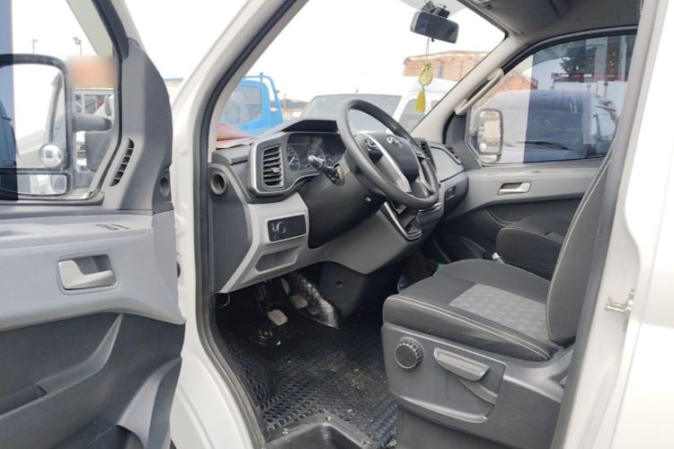 Used SAIC MAXUS Xintu V80 2021 2.0T Manual Classic Aoyuntong 127 PS Mid-axle Mid-roof 6/7/8/9-Seater Driver Seat