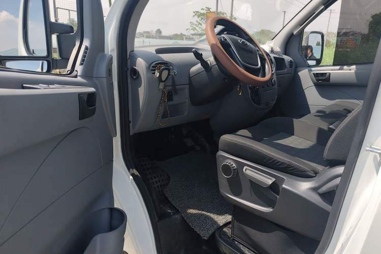 Used SAIC MAXUS Xintu V80 2021 2.0T AMT Classic Aoyuntong Short Wheelbase Mid-Roof 5/6-Seater Driver Seat