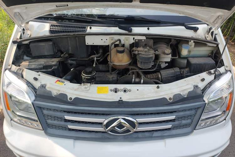 Used SAIC MAXUS Xintu V80 2021 2.0T Manual Classic Aoyuntong Short Wheelbase Ultra-Low Roof 5/6-Seater Engine Bay