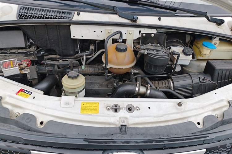 Used SAIC MAXUS Xintu V80 2021 2.0T Manual Classic Aoyuntong Long Wheelbase Mid-Roof 6/7/8/9-Seater Engine Bay
