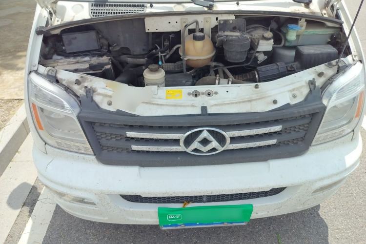 Used SAIC MAXUS Xintu V80 2021 2.0T Manual Classic Aoyuntong Short Wheelbase Ultra-Low Roof 5/6-Seater Engine Bay