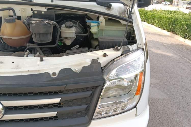 Used SAIC MAXUS Xintu V80  Engine Bay Left