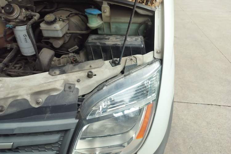 Used SAIC MAXUS Xintu V80  Engine Bay Left