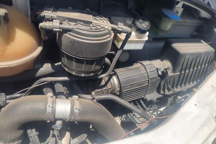 Used SAIC MAXUS Xintu V80  Engine Bay Left