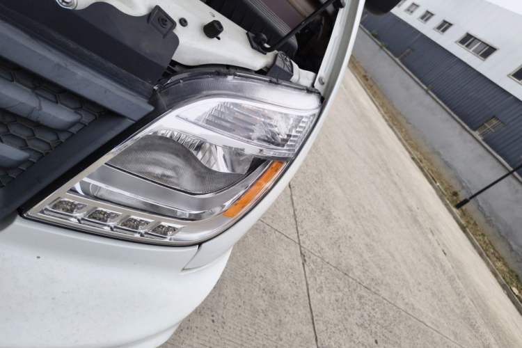 Used SAIC MAXUS Xintu V80 2021 2.0T Manual Classic Aoyuntong Long Wheelbase Mid-Roof 6/7/8/9-Seater Engine Bay Left