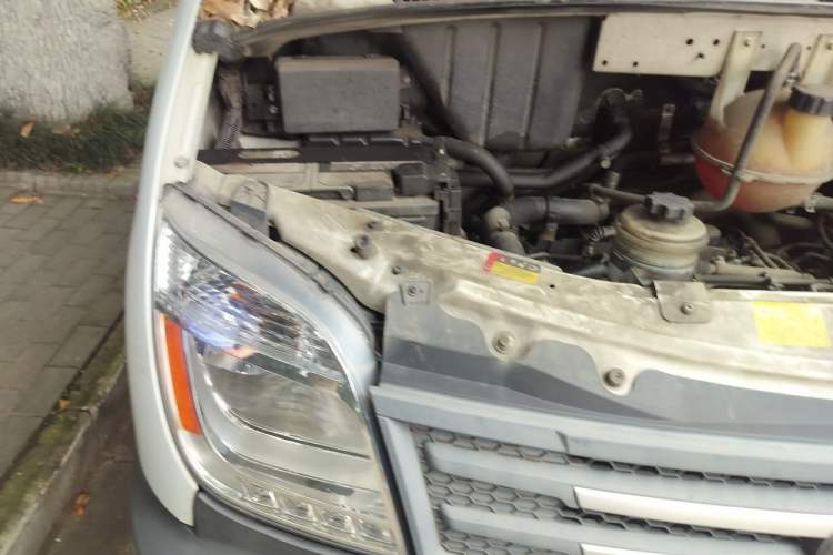 Used SAIC MAXUS Xintu V80  Engine Bay Right