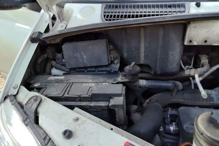 Used SAIC MAXUS Xintu V80 2021 2.0T City Distribution King 10th Anniversary Edition Engine Bay Right