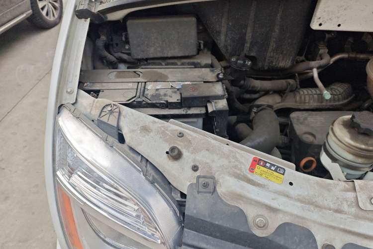 Used SAIC MAXUS Xintu V80 2021 2.0T Manual Classic Aoyuntong 127 PS Mid-axle Mid-roof 6/7/8/9-Seater Engine Bay Right
