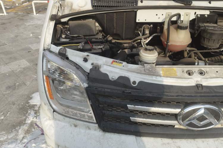 Used SAIC MAXUS Xintu V80 2021 2.0T PLUS AMT Aoyuntong Short-Wheelbase Mid-Roof 5/6-Seater Engine Bay Right